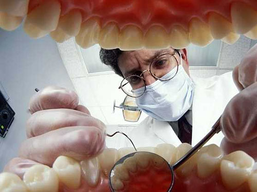 Испанский стоматолог разозлился и вырвал у пациентки все зубы