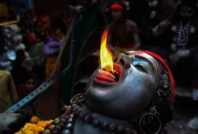В Индии в честь бога Шивы устроили масштабный праздник. Фото