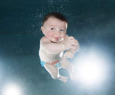 Ныряющие младенцы позировали талантливому фотографу. Фото