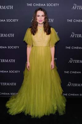 Кира Найтли удивила платьем оливкового цвета
