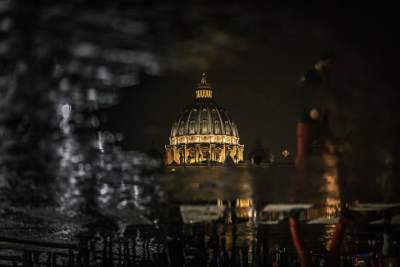 Достопримечательности Рима в отражениях после дождя. Фото
