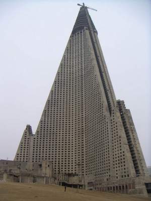Фотограф показал, как выглядели известные здания и статуи во время их строительства. Фото