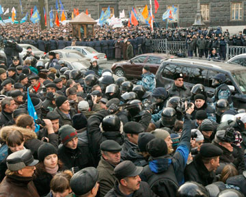 Половина украинцев выйдет на протесты, если жизнь еще более ухудшится