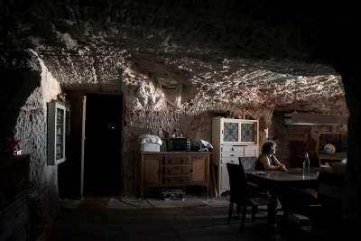 Как живется людям в австралийском подземном городке. Фото