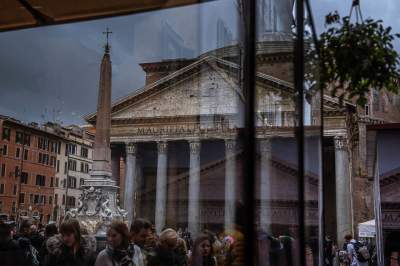 Достопримечательности Рима в отражениях после дождя. Фото