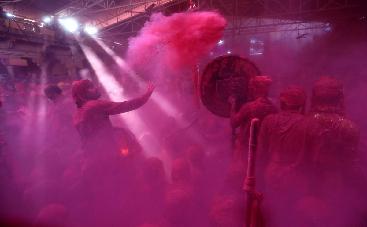 Красочный фестиваль Lathmar Holi в Индии