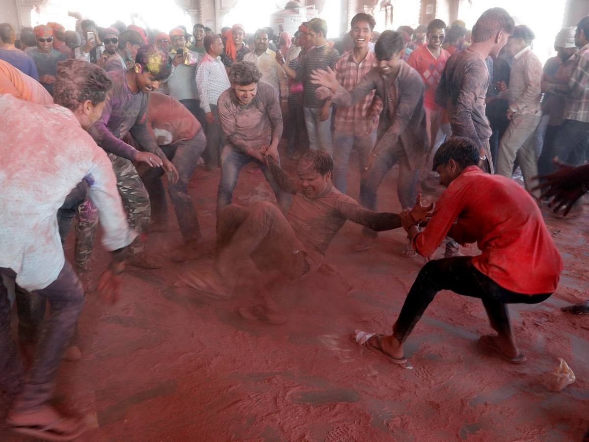 Красочный фестиваль Lathmar Holi в Индии