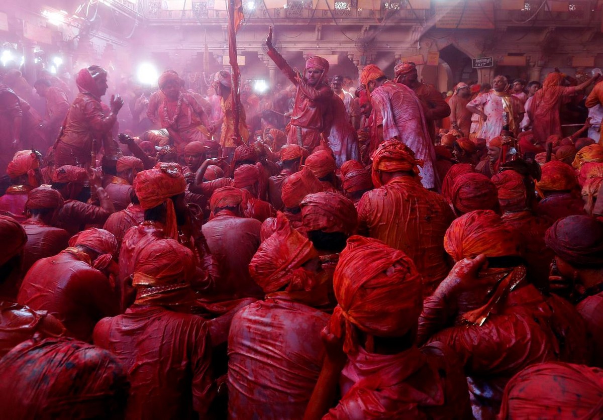 Красочный фестиваль Lathmar Holi в Индии