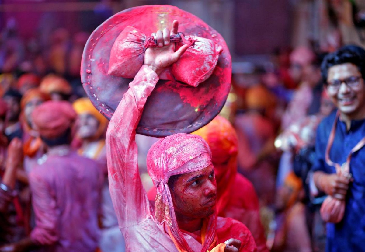 Красочный фестиваль Lathmar Holi в Индии