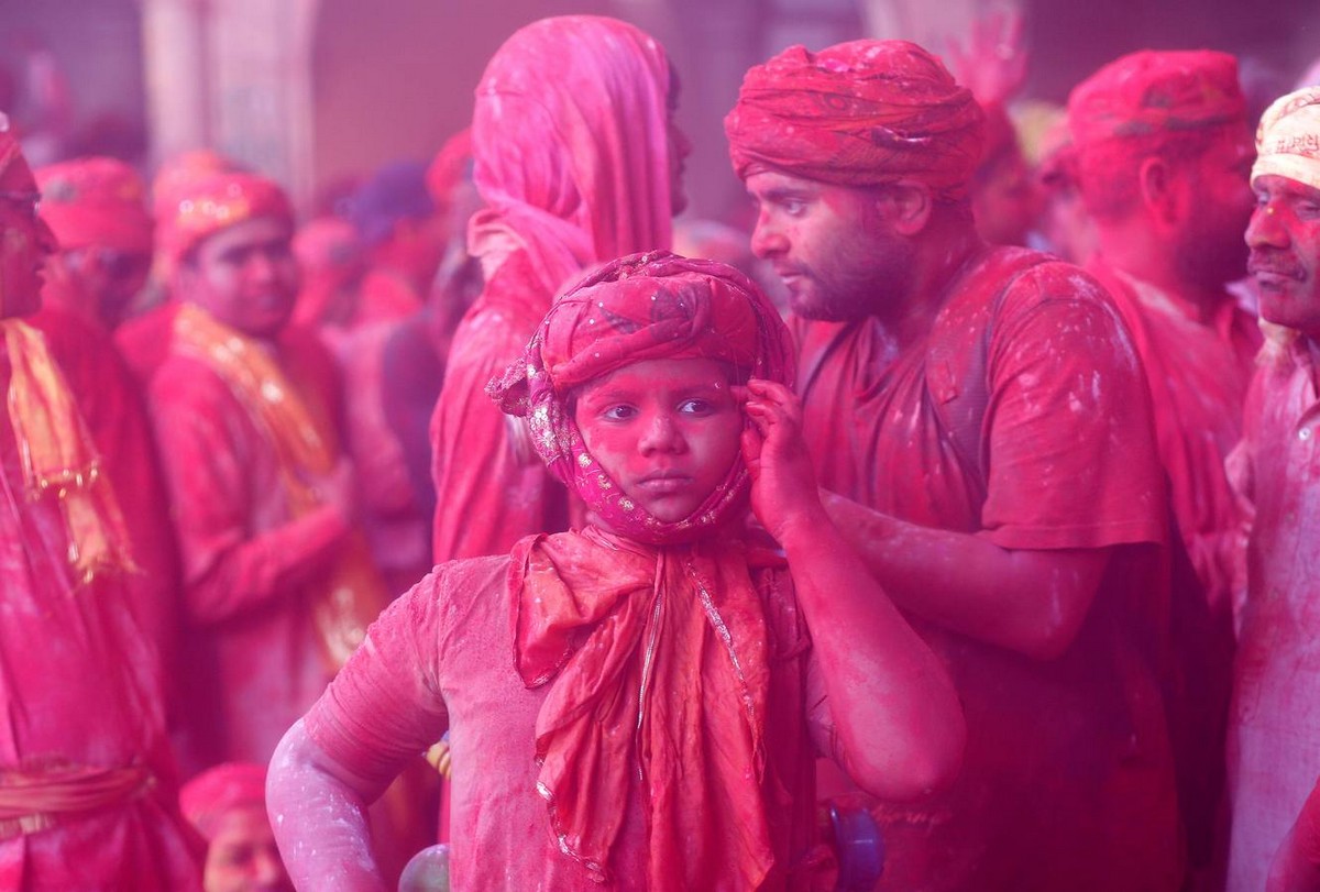 Красочный фестиваль Lathmar Holi в Индии