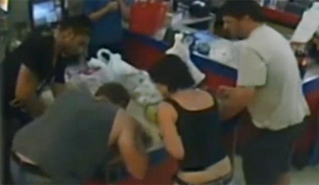 В Австралии покупатель спас жизнь чужому ребёнку прямо у кассы магазина