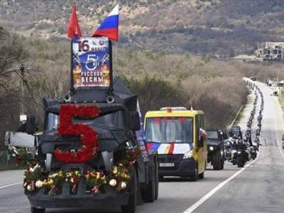 В Крыму праздничную колону возглавил «катафалк»