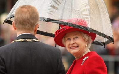 Елизавета II показала свои любимые зонтики. Фото