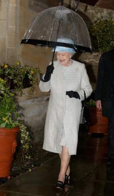 Елизавета II показала свои любимые зонтики. Фото