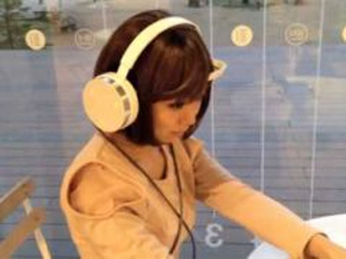 Японские учёные изобрели наушники, подбирающие музыку под настроение