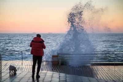 Утренний шторм в Одессе в ярких снимках. Фото