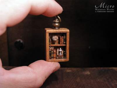 Художник создает необычные картины на миниатюрных часах. Фото 