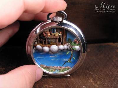 Художник создает необычные картины на миниатюрных часах. Фото 