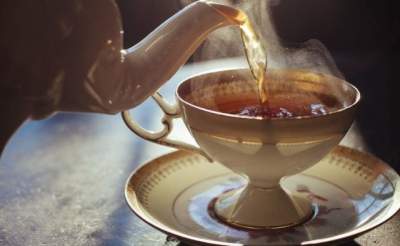 Медики объяснили, почему опасно пить горячий чай