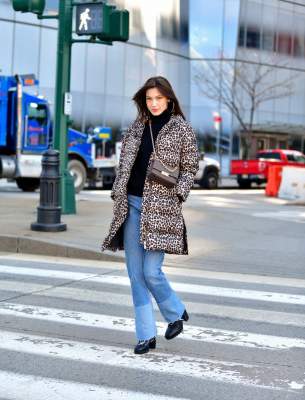 Белла Хадид в леопардовом пуховике и потертых джинсах прогулялась Нью-Йорком