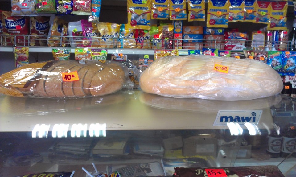 На вопрос "Почему хлеб стоит 10 грн?" продавщица улыбнулась и сказала "Патамушо хлеба нигде нет". Занавес"