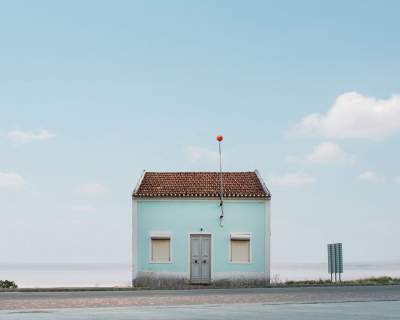 Одинокие португальские домики в колоритном фотопроекте. Фото