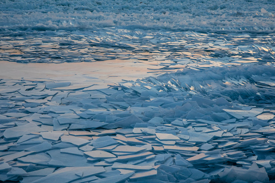 Замерзают ли озера. Озеро Мичиган лед. Озеро Мичиган осколки. Лед на поверхности воды. Поверхность льда.