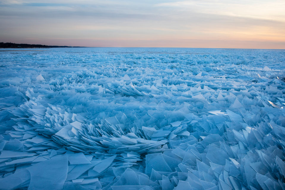 Замерзшее озеро Мичиган и пластины льда