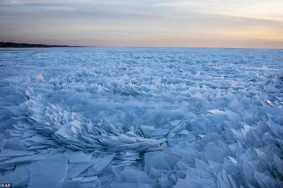 Озеро Мичиган покрылось ледяными «осколками». Фото