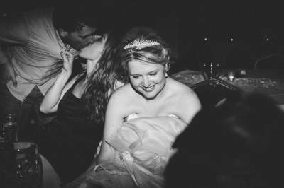 Никакой романтики: британец насмешил правдивыми фотками со свадеб