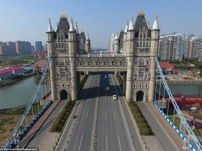 В Китае изменили до неузнаваемости копию Тауэрского моста. Фото