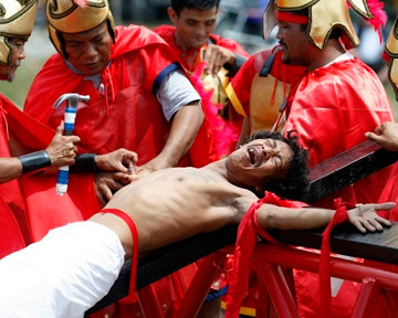 На Филиппинах 20 католиков распяли на крестах