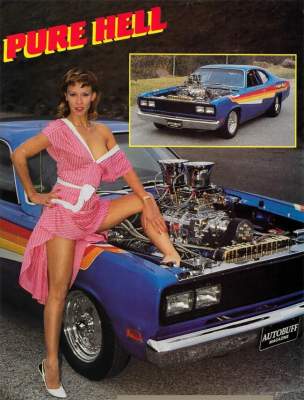 Девушки на фоне автомобилей 80-х годов. Фото