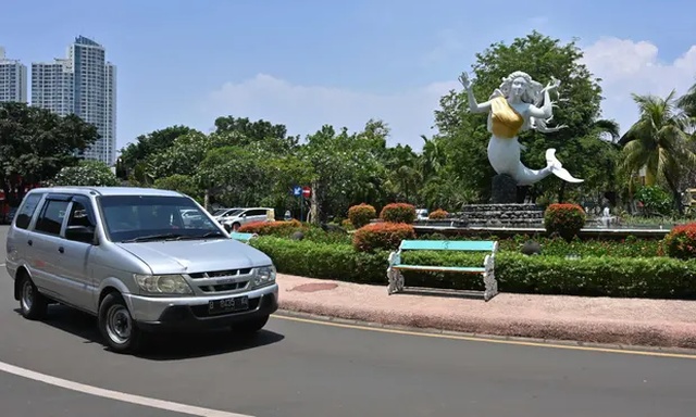 В индонезийском парке скульптурам русалок прикрыли грудь