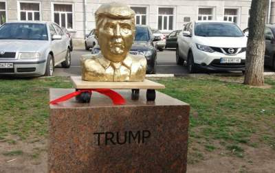 В Одессе появились забавные памятники Трампу и Ким Чен Ыну