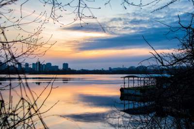 Рассвет на Выдубицком озере в Киеве в ярких снимках. Фото
