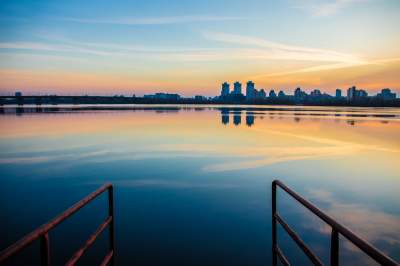 Рассвет на Выдубицком озере в Киеве в ярких снимках. Фото