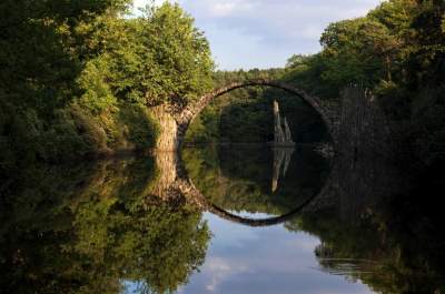 Таинственный мост в немецком дендропарке. Фото