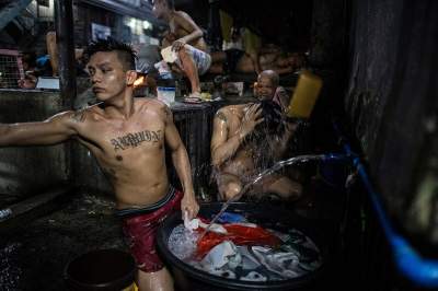 Спят по очереди: как живут заключенные в тюрьме на Филиппинах. Фото