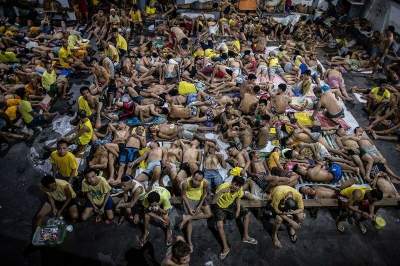 Спят по очереди: как живут заключенные в тюрьме на Филиппинах. Фото