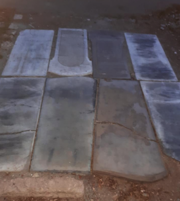 В Кривом Роге на остановке вместо тротуара использовали надгробные плиты