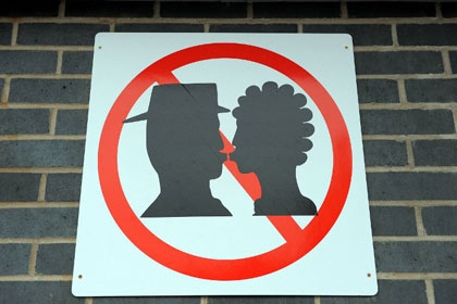 Владелец австрийского бара запретил посетителям целоваться 