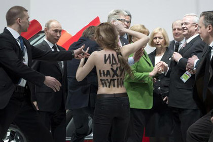 Активистки Femen разделись перед Путиным