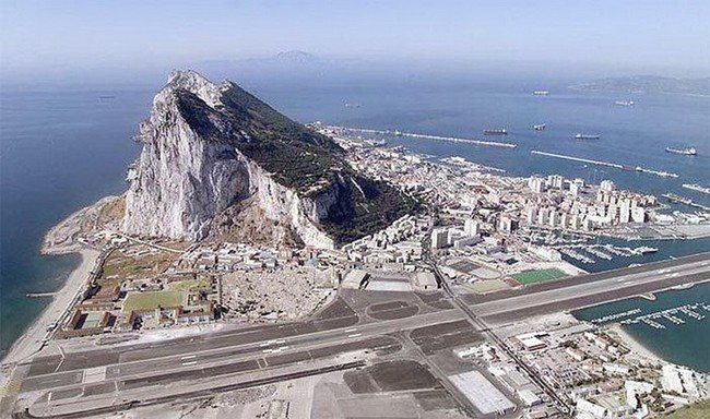 Интересный аэропорт в Гибралтаре