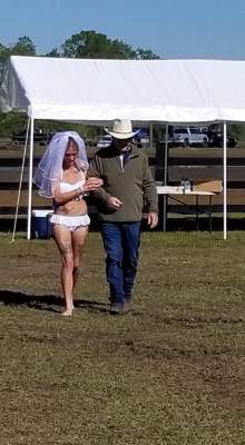 Американцы отпраздновали свадьбу, искупавшись в грязи
