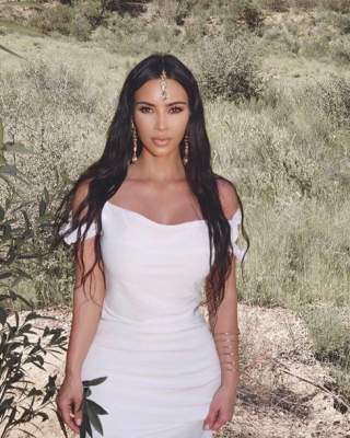 Как греческая богиня: Ким Кардашьян снялась облегающем белом платье
