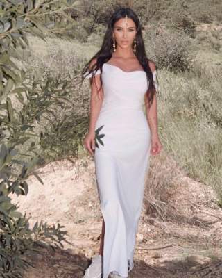 Как греческая богиня: Ким Кардашьян снялась облегающем белом платье