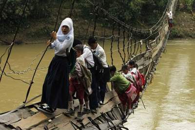 Самые опасные дороги, по которым дети идут в школу. Фото
