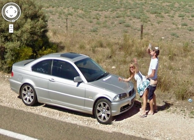 Google Street View сфотографировал пару, которая занималась сексом на обочине трассы