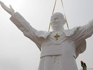 Самую большую в мире статую Иоанна Павла II открыли в Польше